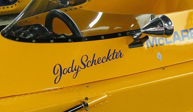 Jmenovka Jodyho Schecktera na monopostu McLaren., zdroj: Wikimedia Commons, Ozzy Delaney, CC BY 2.0