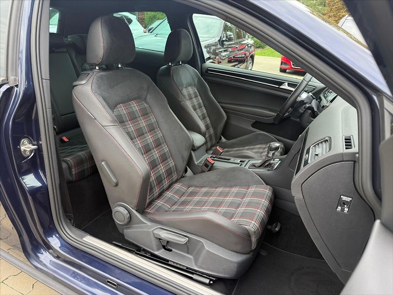 Volkswagen Golf 2.0 GTI DSG - fotka 8 z 19