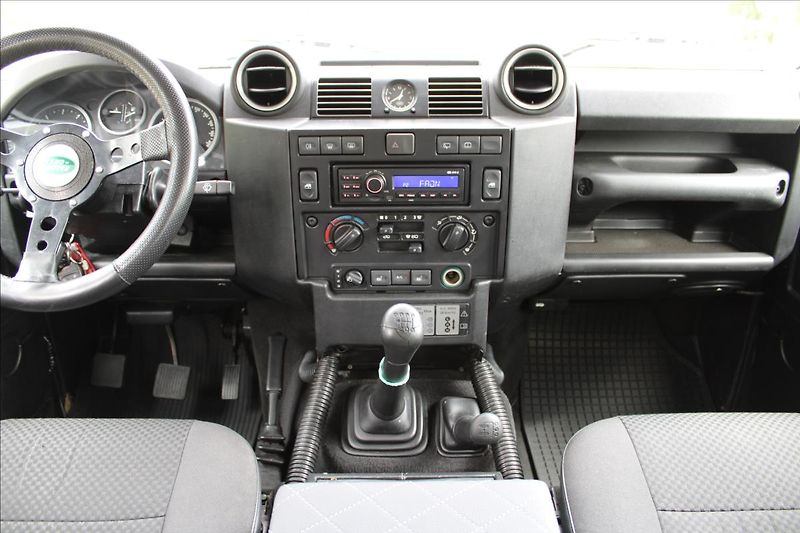 Land Rover Defender 110 2.4 TD4 90kW / PUMA / CZ - fotka 18 z 38