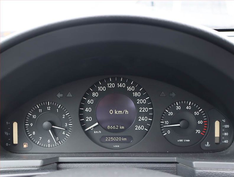 Mercedes-Benz Třídy E (2002) Classic E 240 , Tempomat - fotka 11 z 16