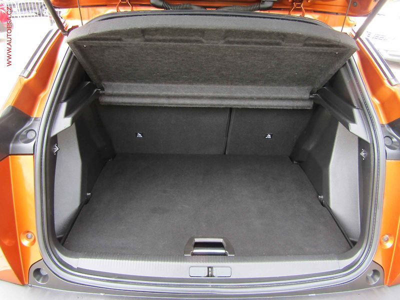 Peugeot 2008 (2020) 1.2PT, Allure, LED, kamera - fotka 7 z 15