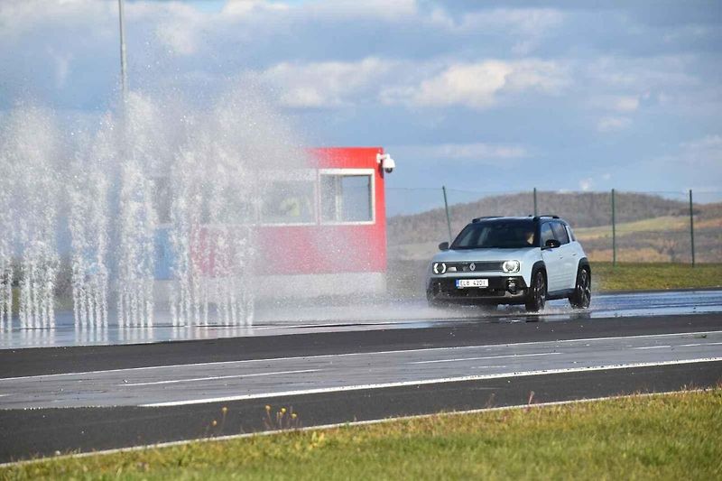Cvičí se hlavně na kluzkém a namočeném povrchu.