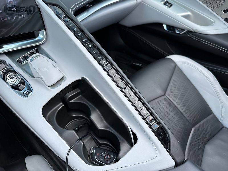 Chevrolet Corvette (2022) C8 Stingray 6.2 V8 354kW Targa - fotka 33 z 33