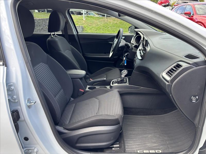 Kia Ceed 1,5 TGDi AT TOP ZÁRUKA CARPLAY - fotka 17 z 42