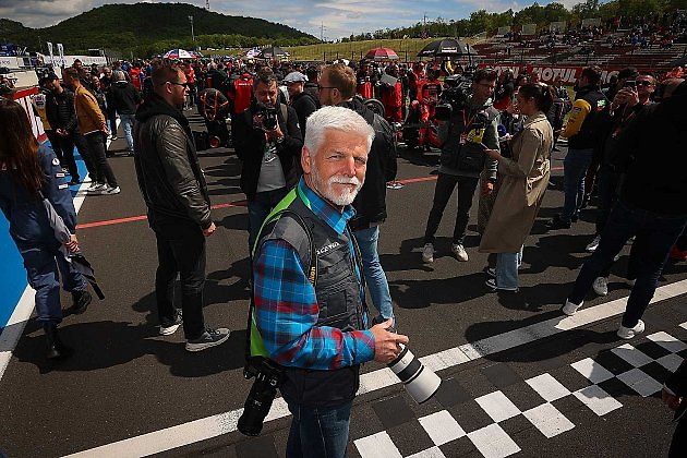 Prezident české republiky Petr Pavel je motorkářem. Na snímku je při závodě MS Superbiků v Mostě, kde i fotografoval., zdroj: Se svolením Autodromu Most