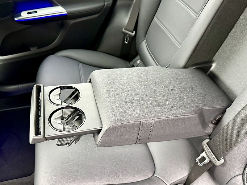 Mercedes-Benz GLC (2023) 300 e 4MATIC SUV - fotka 19 z 48