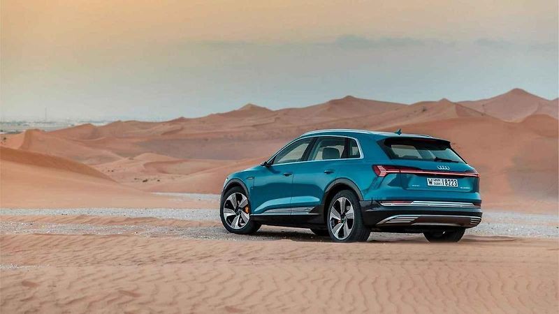 Audi E-Tron při testech v Dubaji