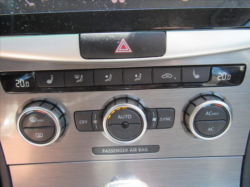 Volkswagen Passat 2,0 TDI 125kW DSG - fotka 18 z 37