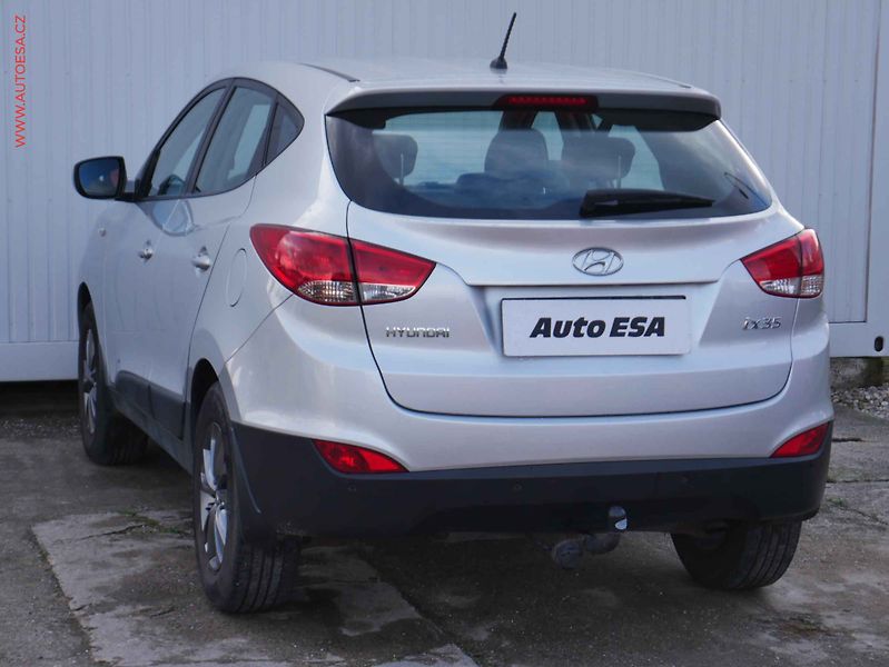 Hyundai ix35 (2014) 1.6i, AC, výhřev sed - fotka 4 z 16