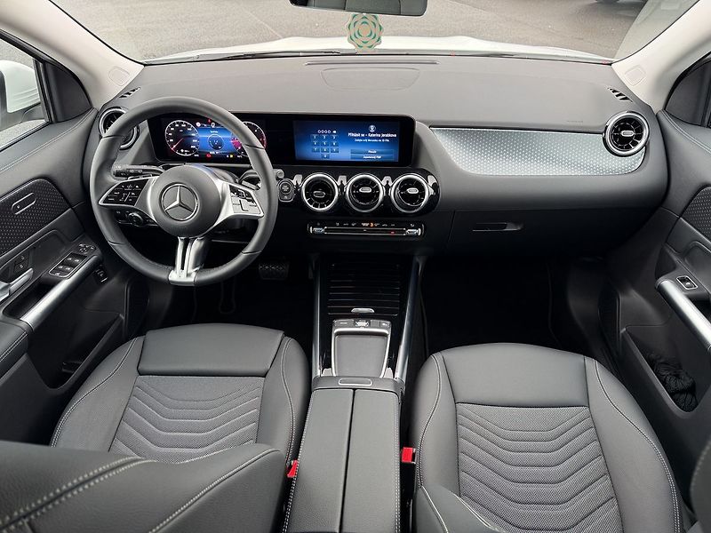 Mercedes-Benz GLA 180 d - fotka 16 z 30