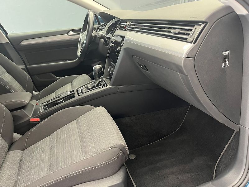 Volkswagen Passat 2.0 TDi LED SVĚTLA, rezervace - fotka 91 z 96