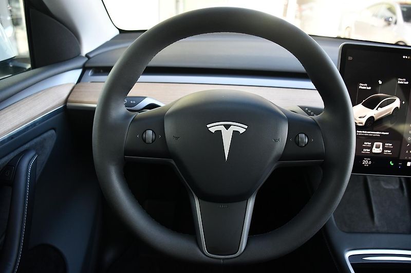 Tesla Model Y LONG RANGE DUAL REZERVACE - fotka 21 z 38