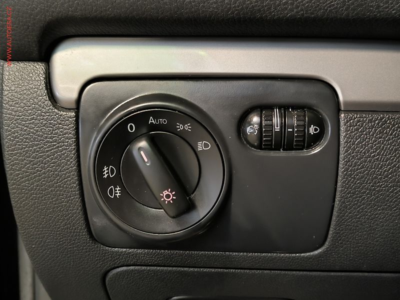 Volkswagen Golf (2011) 1.6 TDi, Trendline, navi - fotka 16 z 17
