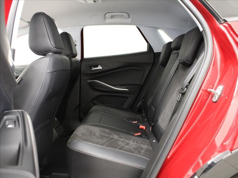 Opel Grandland 1,6 PHEV 165kW LED Matrix ČR - fotka 7 z 24