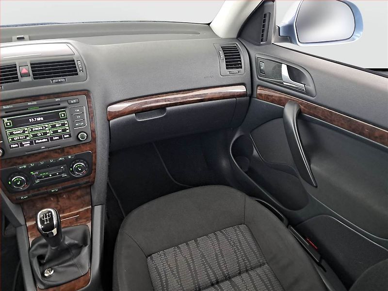 Škoda Octavia (2012) Elegance 1.6 TDI, Serv.kniha - fotka 8 z 16