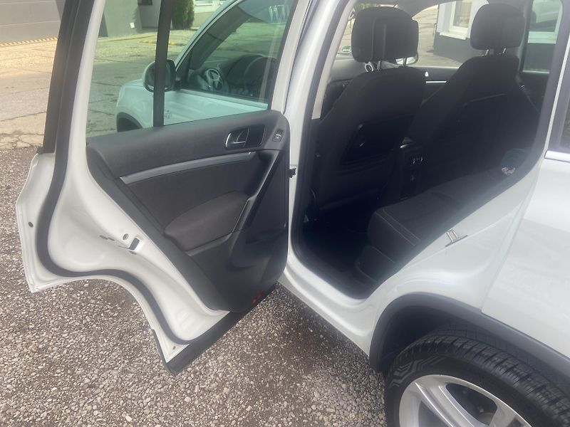 Volkswagen Tiguan (2014) 2.0 TDI - R-line CUP 4x4 - fotka 23 z 47