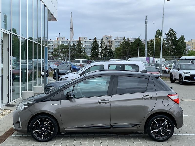 Toyota Yaris SELECTION 1.5 HYBRID 74kW - fotka 4 z 25