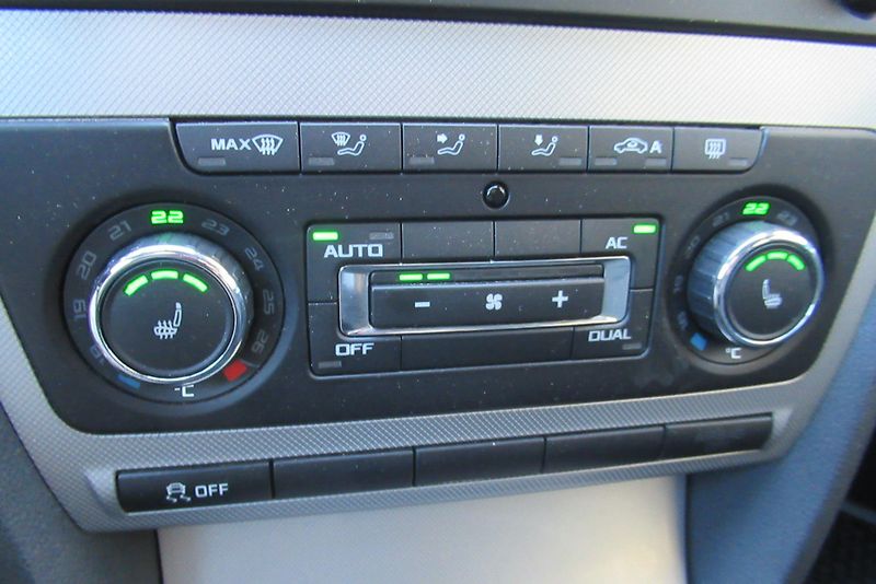Škoda Octavia 1.6 TDi AUT. KLIMA TAŽNÉ - fotka 12 z 19