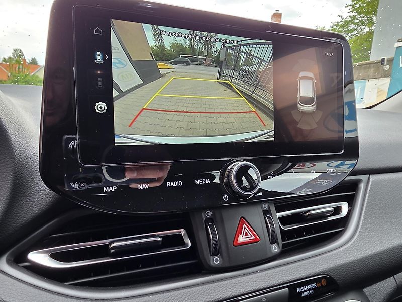 Hyundai i30 1.5-1.MAJITEL-NAVI-KAMERA - fotka 25 z 26