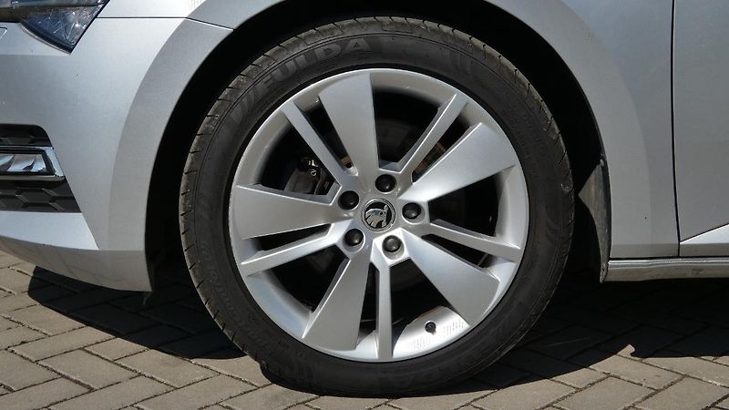 Škoda Superb Combi 2,0 TDI DSG Style - fotka 24 z 25