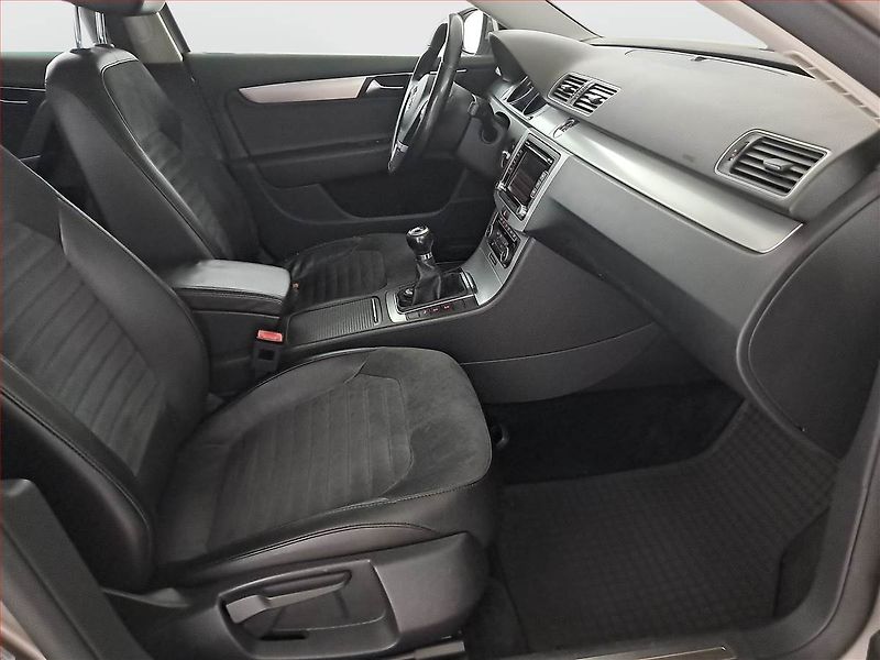 Volkswagen Passat (2011) Highline 2.0 TDI, Xenony - fotka 9 z 16