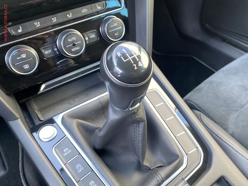 Volkswagen Passat (2015) 2.0 TDi, Highline, LED, navi - fotka 17 z 20