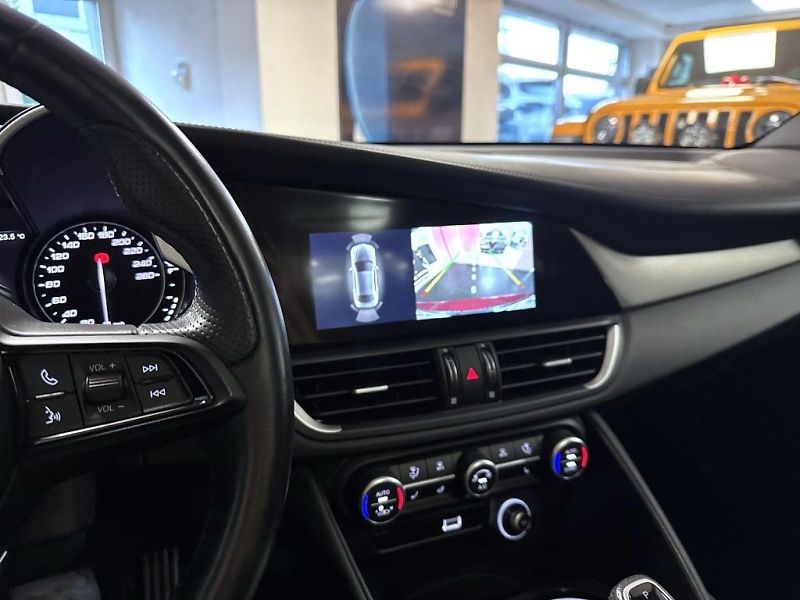 Alfa Romeo Giulia (2022) 2.0T 280k AT8 ZF Q4 4x4 Veloce - fotka 14 z 22