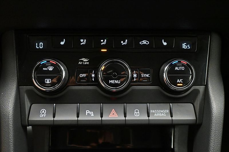 Škoda Karoq 2,0 TDI 110 kW VIRTUAL Kamera - fotka 21 z 30