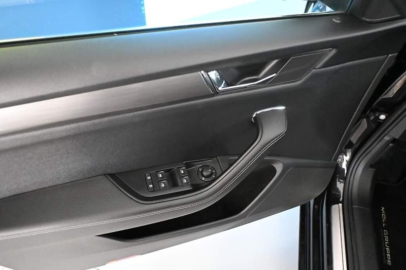 Škoda Superb (2022) 2.0 STYLE 147 KW DSG MATRIX LE - fotka 16 z 35