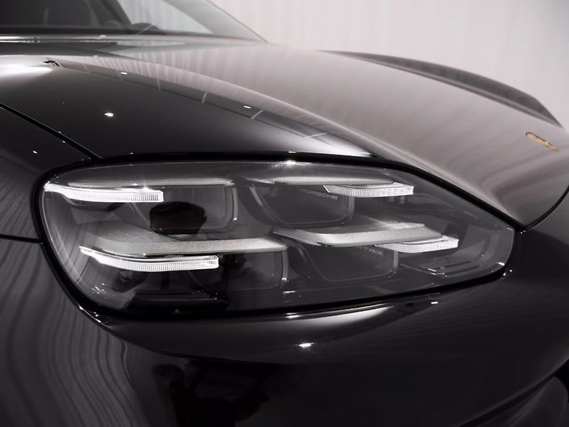 Porsche Cayenne Electric 360 HuD Display spol. - fotka 9 z 24