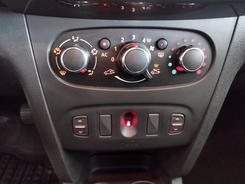 Dacia Logan (2014) 1,5DCi 66KW NAVI KLIMA TAŽNÝ - fotka 26 z 31