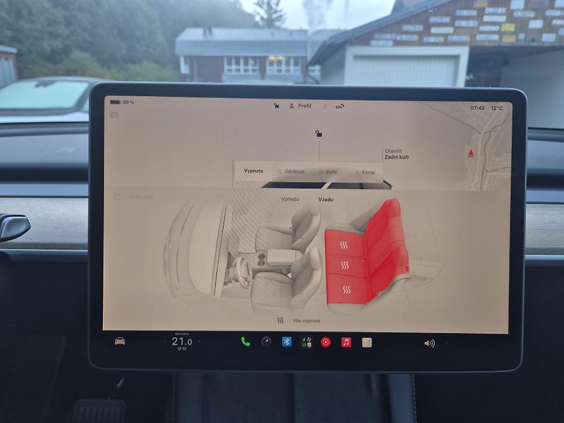 Tesla Model Y RWD 220kw TZ SOH 93,1 % - fotka 32 z 50