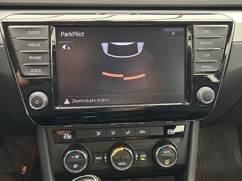 Škoda Superb 2.0 TDI Ambition - fotka 13 z 27