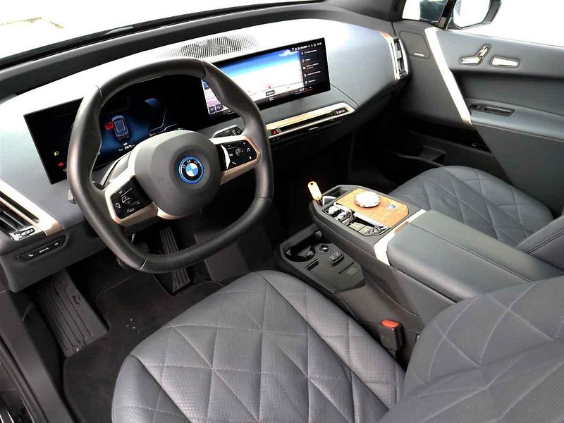 BMW iX - fotka 7 z 10