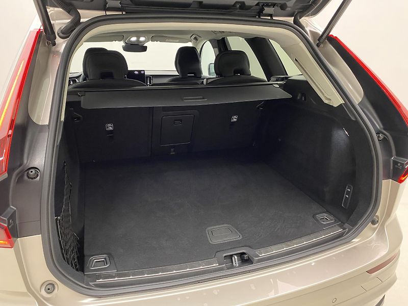 Volvo XC60 B5 AWD PLUS DARK AUT CZ 1.maj - fotka 6 z 63