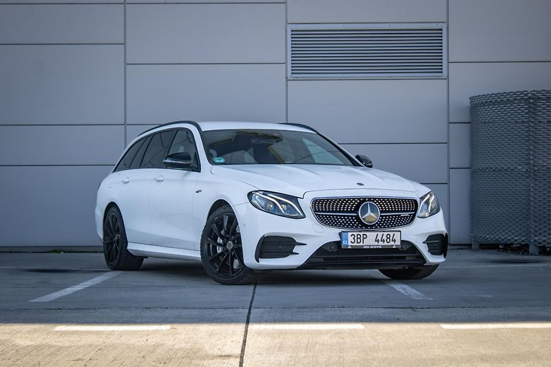 Mercedes-Benz Třídy E (2019) Mercedes-AMG 53 4MATIC+ A/T - fotka 1 z 50