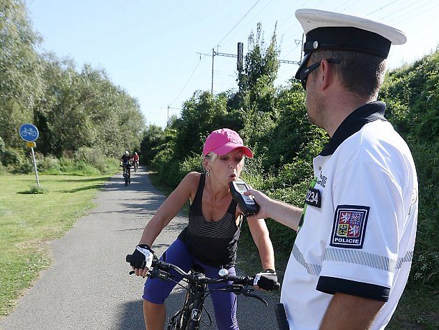 Při policejních kontrolách cyklistů bývá jejich součástí i dechová zkouška na alkohol., zdroj: Deník/Karel Pech