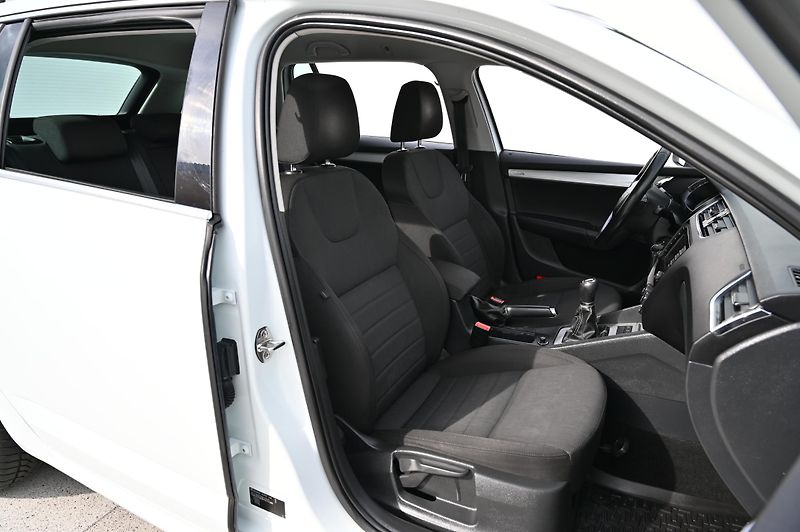 Škoda Octavia 1.6TDI 77KW Edition 4/2015 - fotka 27 z 39