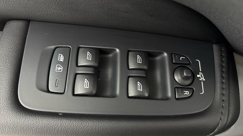 Volvo XC60 2.0 B4 AUT AWD Essential - fotka 22 z 27