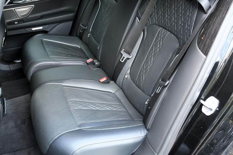 BMW Řada 7 740d xDrive, Laser, Ventilace - fotka 33 z 42