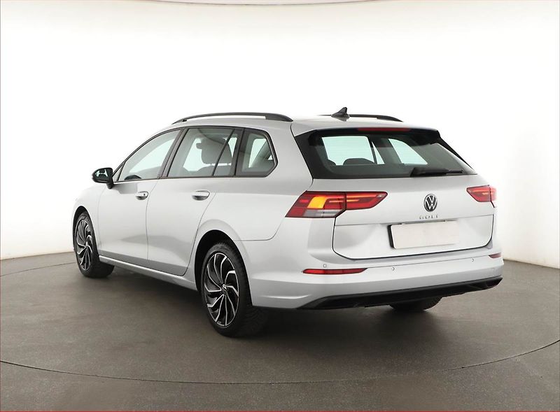 Volkswagen Golf (2021) Life 1.0 TSI, ČR,1.maj - fotka 4 z 18