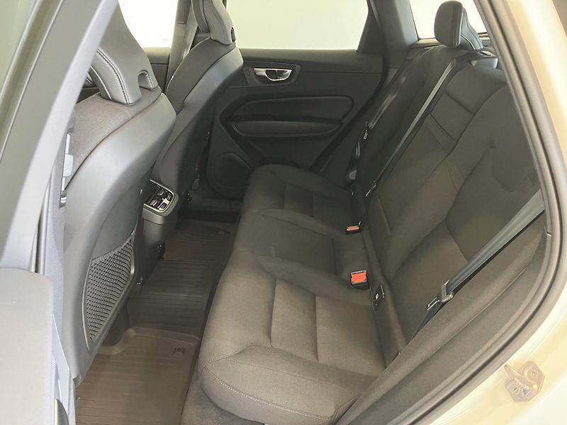 Volvo XC60 B4 FWD Momentum PRO AT8 - fotka 14 z 47