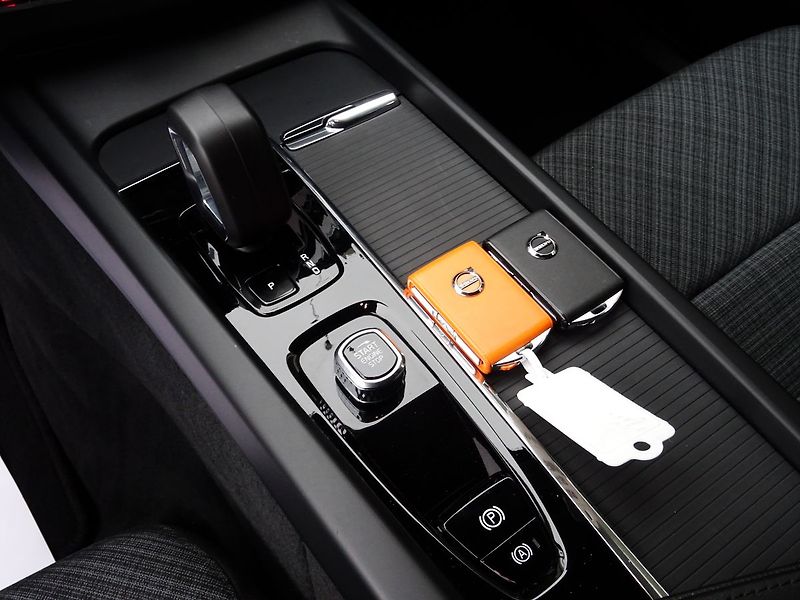 Volvo XC60 B4 145kW AWD LED Mild-Hybrid - fotka 13 z 33
