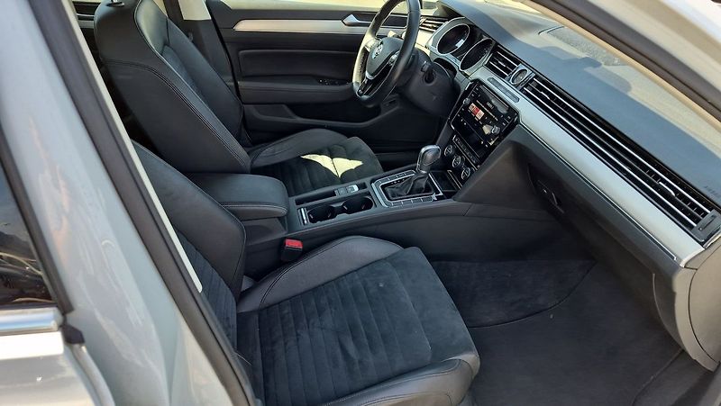 Volkswagen Passat 2.0 TDI 110kw R-Line - fotka 11 z 26