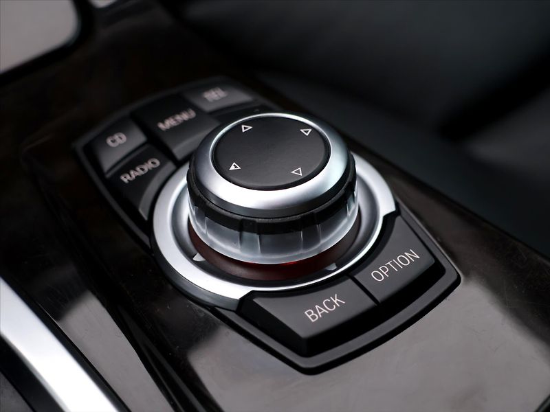 BMW Řada 5 3,0 535i 225kW Aut.klima Kůže - fotka 33 z 41