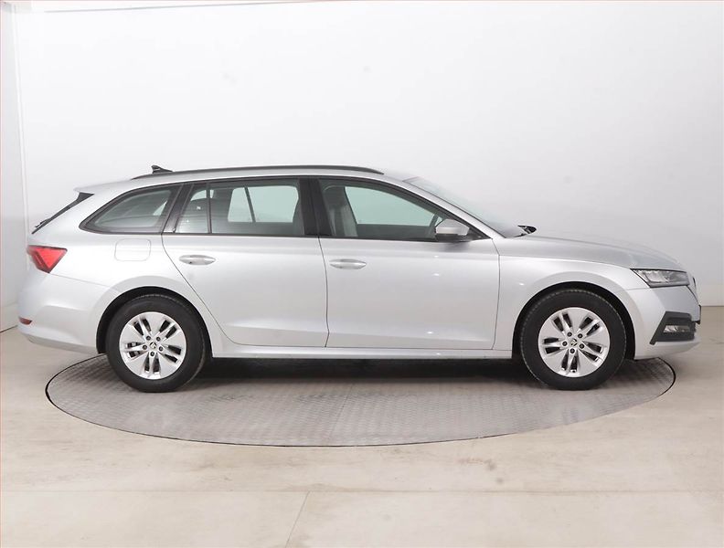 Škoda Octavia (2023) Ambition 2.0 TDI, ČR,1.maj - fotka 6 z 14