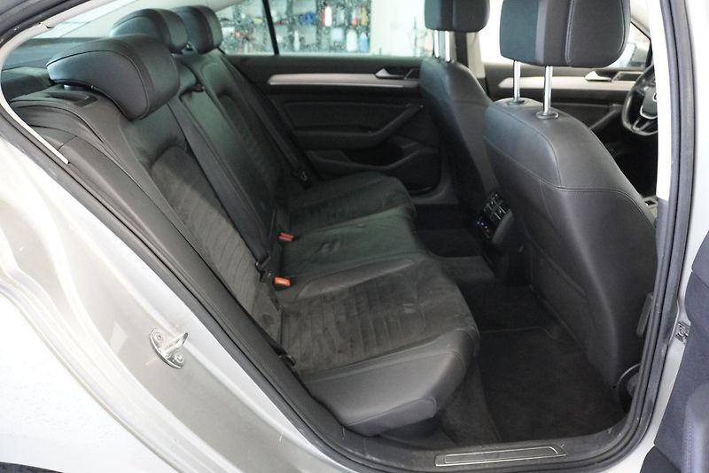 Volkswagen Passat 2.0TSi 165kW AUTOMAT - fotka 24 z 30