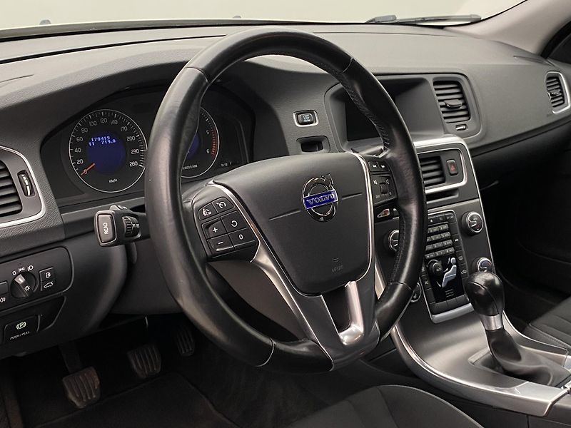 Volvo V60 D5 MOMENTUM REZERVACE - fotka 18 z 43