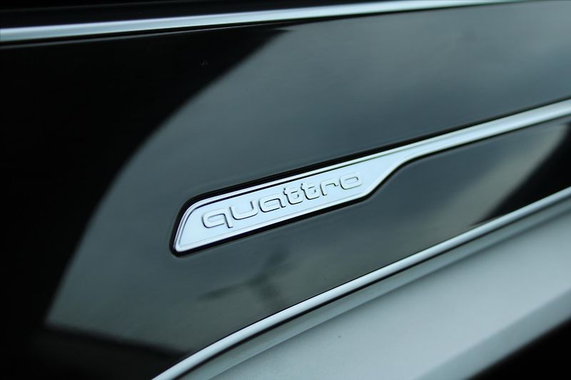 Audi Q8 55TFSi 250kW QUATTRO S-LINE ČR - fotka 30 z 31