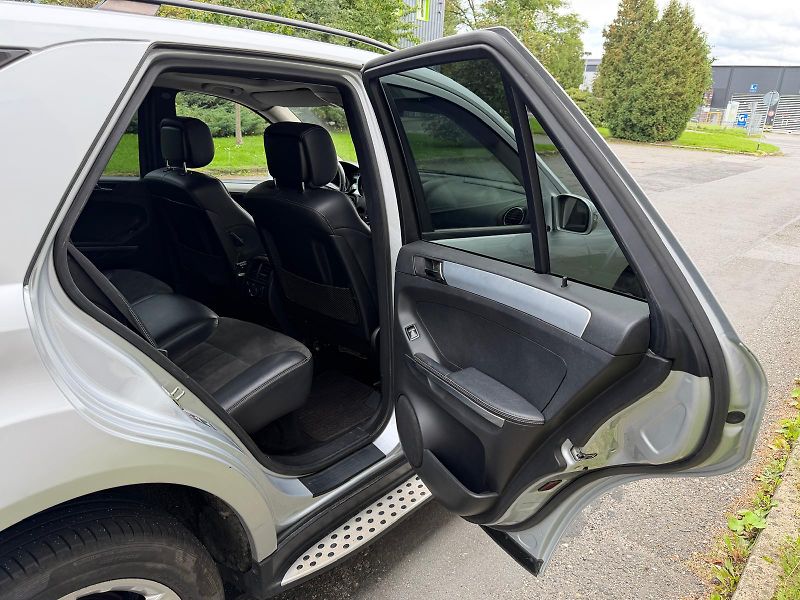 Mercedes-Benz Třídy M ML 320 3,0 CDi 4matic AMG - fotka 14 z 21